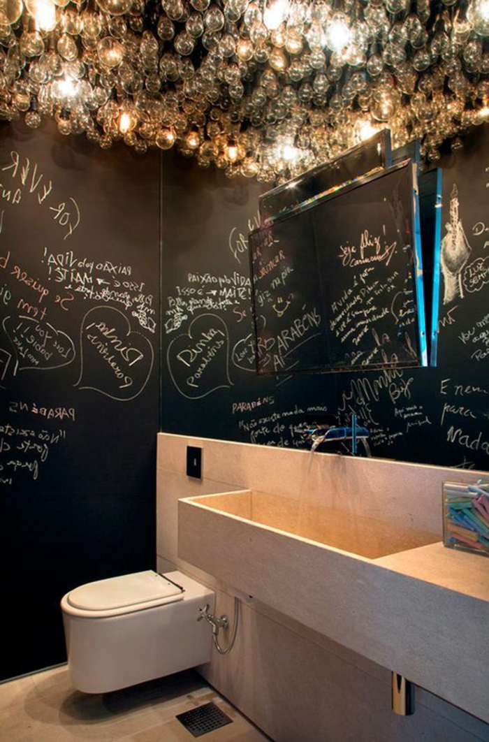 modernes-bad-einrichten-originelle-badezimmerideen-Leuchten-mit-schönem-Design-badezimmer-dekorieren-Aufschriften