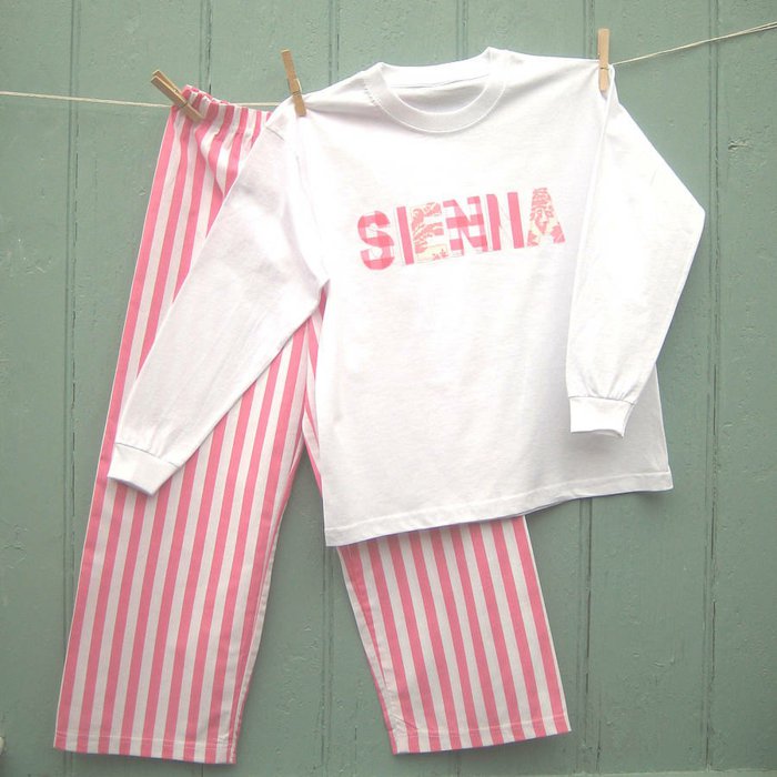 mädchen-pyjama-aus-zwei-Teilen-weiß-rosa-Streifen