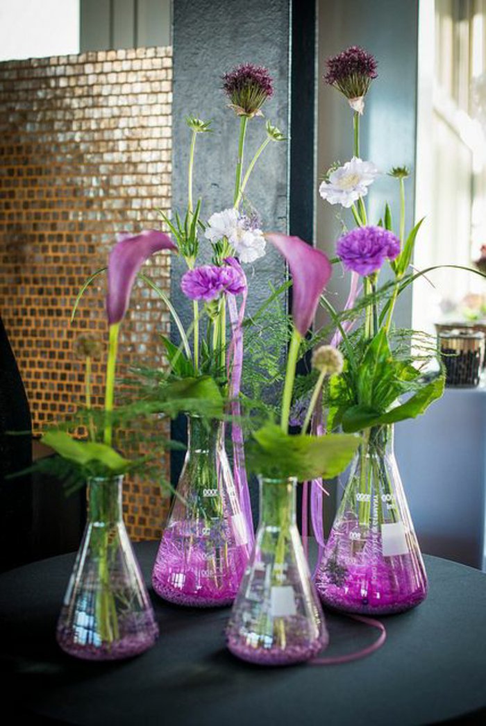 originelle-Idee-für-deko-vasen-herrliche-lila-Blumen-frische-Tischdekorationsidee