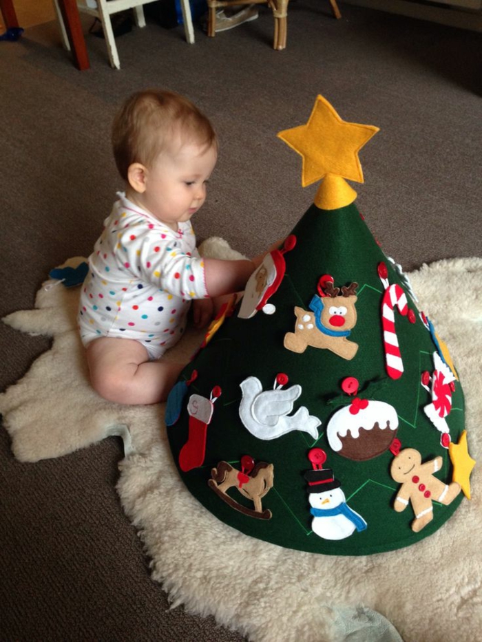 originelle-bastelideen-für-weihnachten-baby-und-weihnachtsbaum
