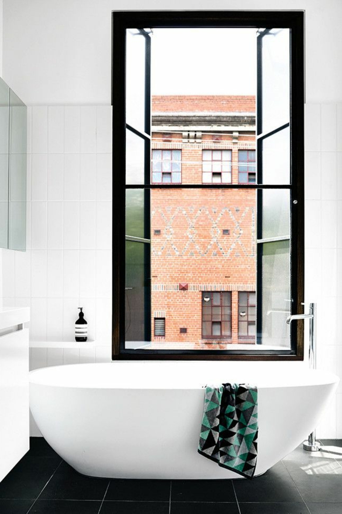 ovale-badewannen-Modell-schwarz-weoßes-Badezimmer-Interieur