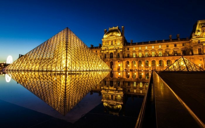 paris-Louvre-Museum-berühmte-sehenswürdigkeiten-in-europa-top-urlaubsziele