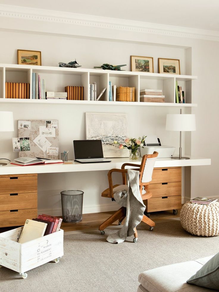 praktische-wohnungseinrichtung-gemütliche-wohnidee-fürs-Arbeitszimmer-Interieur-langer-Schreibtisch-Bücherregale