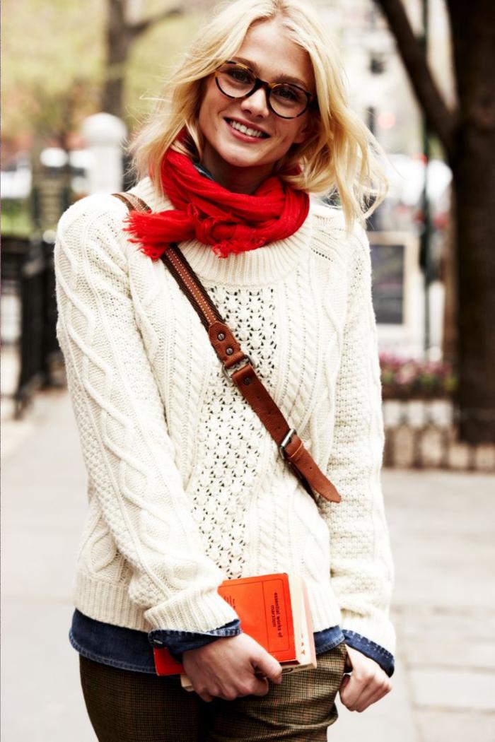pullover-wolle-damen-weiß-irische-strickmuster-roter-Schal