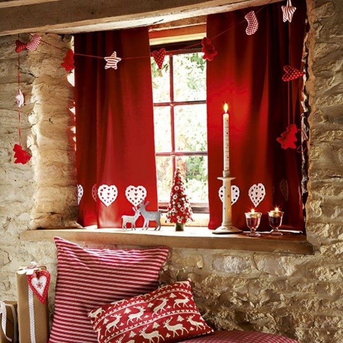 rote-schöne-gardinen-schöne-fensterdekoration-zum-weihnachten