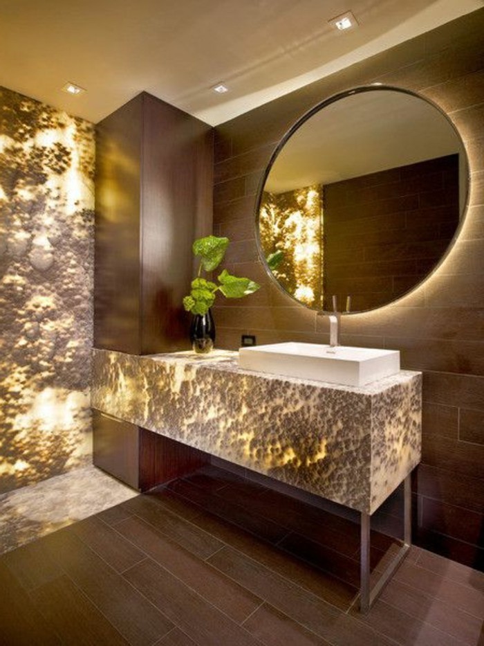 runder-badspiegel-beleuchtet-stilvolles-Badezimmer-Interieur