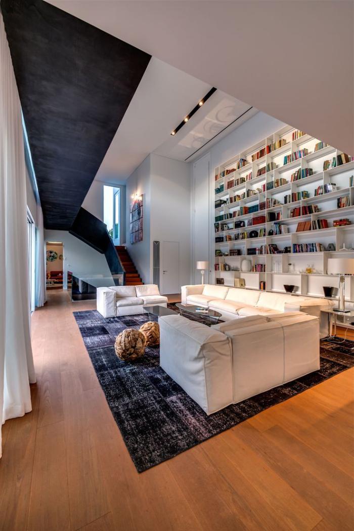 räumliche-Wohnung-Bücherwand-Treppen-Patchwork-Teppich