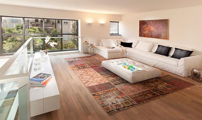 räumliche-luxuriöse-Wohnung-großer-vintage-teppich