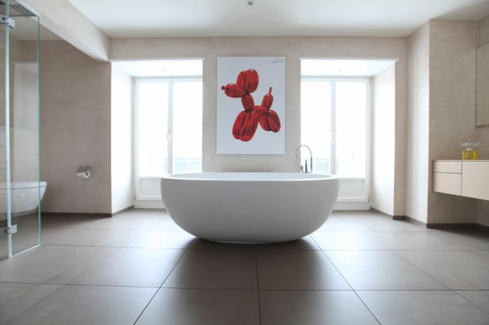 räumliches-Bad-freistehende-ovale-badewanne-attraktives-Wandbild