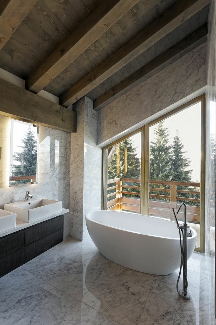 räumliches-Badezimmer-Ferienhaus-Marmor-Boden-Wände-badewanne-freistehend-oval