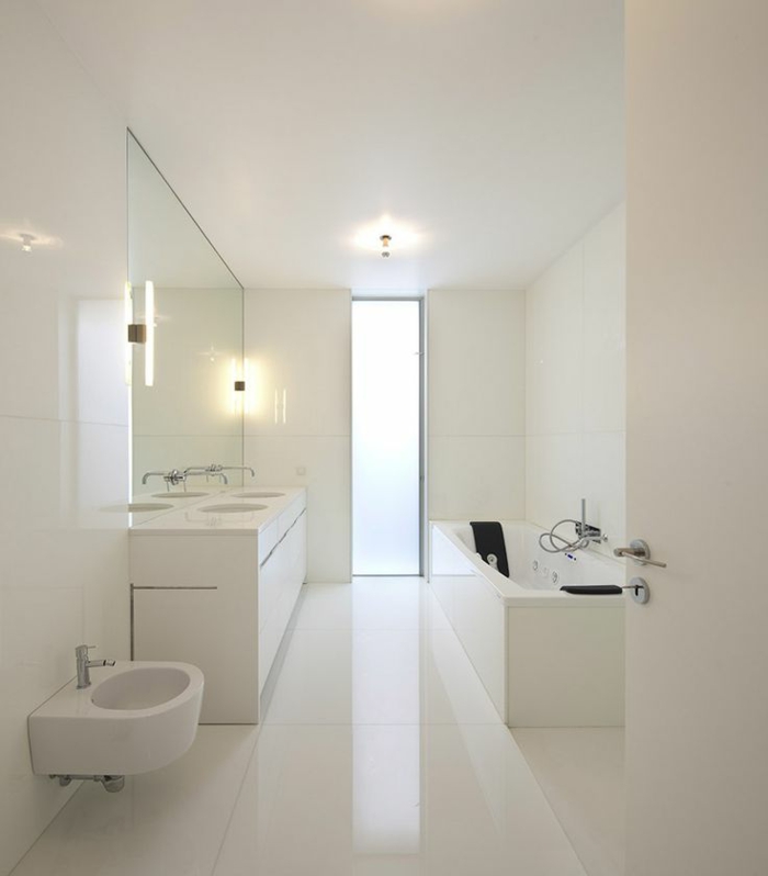 räumliches-bad-einrichten-weiße-Gestaltung-minimalistische-badezimmereinrichtung