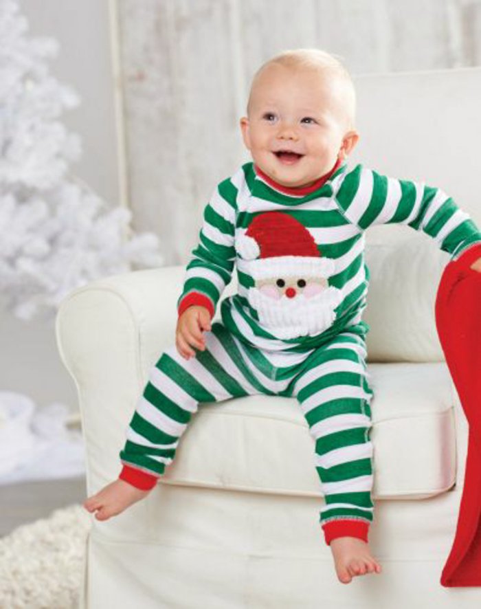 schlafanzug-jungen-Weihnachtsmuster-grün-weißen-Streifen