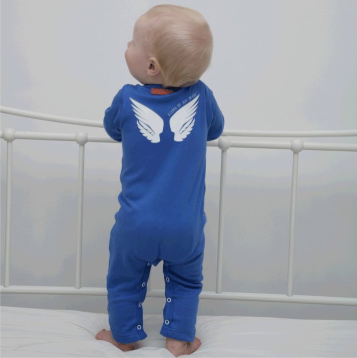schlafanzug-jungen-blauer-einteiliger-schlafanzug-mit-weißen-Engelflügeln-Dekoration