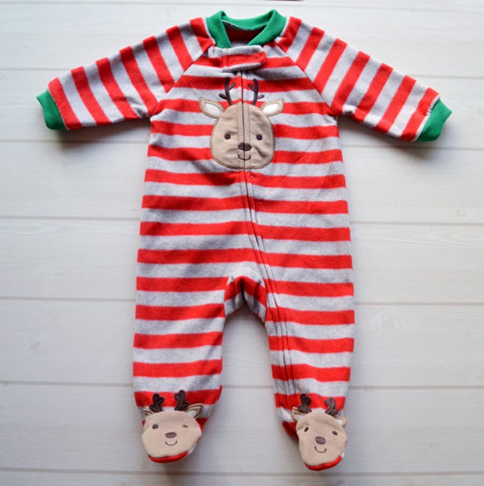 schlafanzug-mit-füßen-für-Babys-Weihnachtsmuster