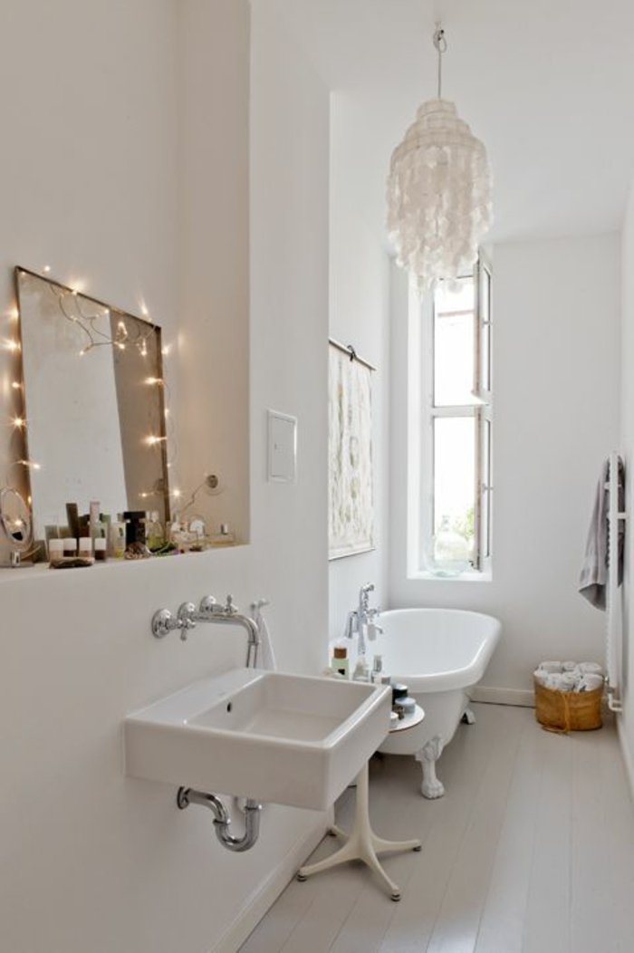 schlichtes-Badezimmer-Interieur-Badewanne-badspiegel-mit-licht