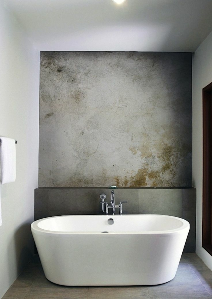 schlichtes-Badezimmer-Interieur-graue-Wand-ovale-Badewanne