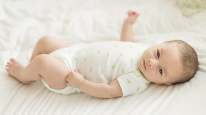 schlichtes-Modell-Baby-Schlafanzug-super-süß