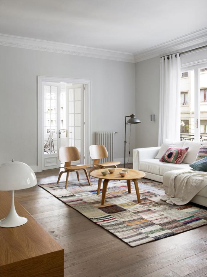 schlichtes-Wohnzimmer-Interieur-hölzerne-Möbel-schlichtes-Design-vintage-teppich