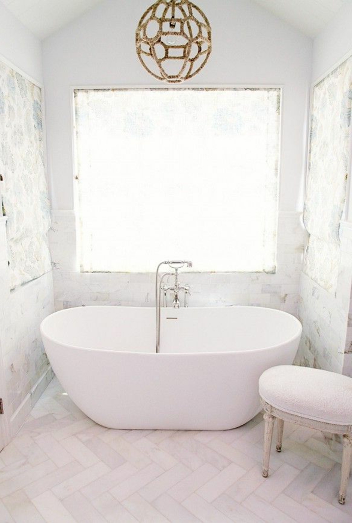 schlichtes-weißes-Badezimmer-Interieur-ovale-Badewanne-interessante-Leuchte-Sphäre