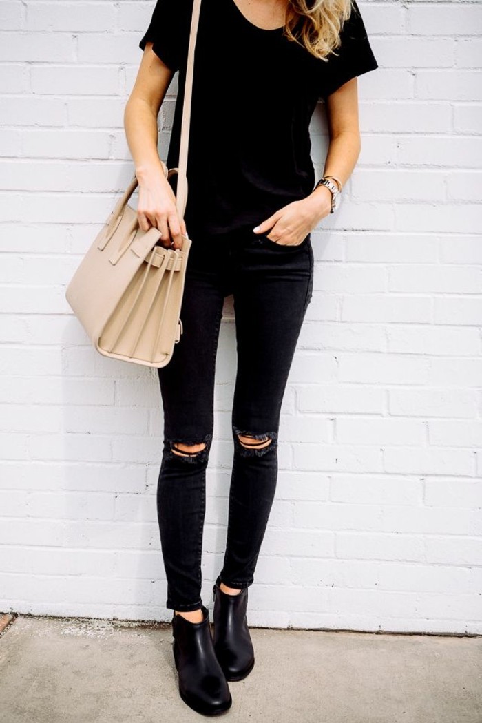 schwarzer-Outfit-jeans-mit-rissen-Tasche-Cappuccino-Farbe