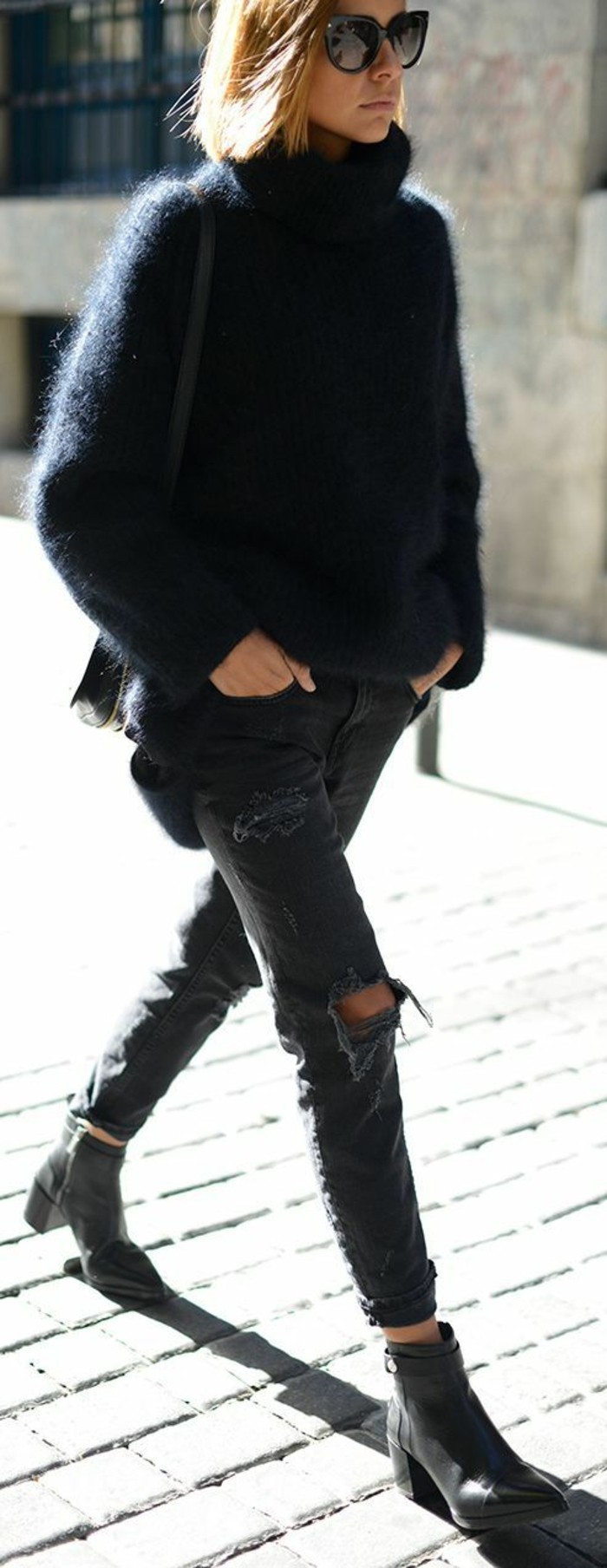 schwarzer-flaumiger-Pullover-jeans-mit-rissen-schwarze-jeans