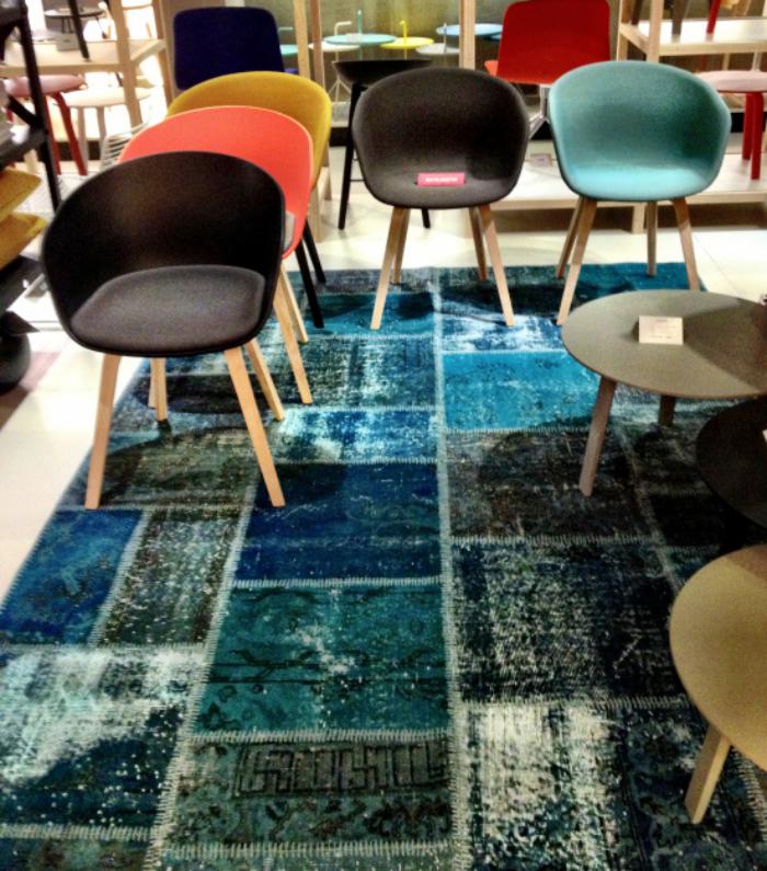 schöne-Stühle-in-verschiedenen-Farben-teppich-türkis-Nuancen