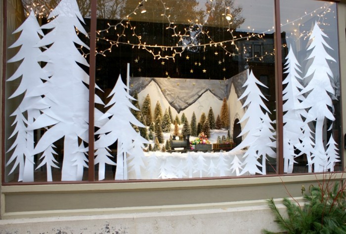 schöne-fensterdekoration-zum-weihnachten-wunderschöne-weiße-weihnachtsbäume