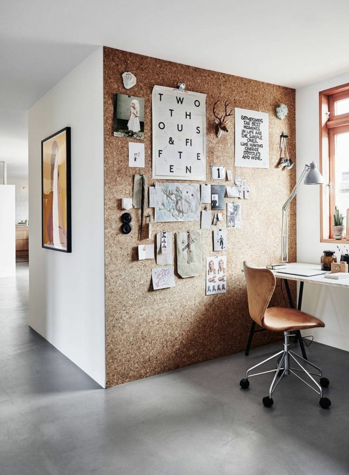 schöne-wohnidee-für-kleines-Arbeitszimmer-Wand-aus-Kork-Tafel