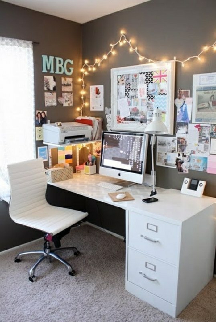 schöne-wohnideen-für-kleines-Arbeitszimmer-weiße-Möbel-viele-Fotos-Lichterkette-Dekoration