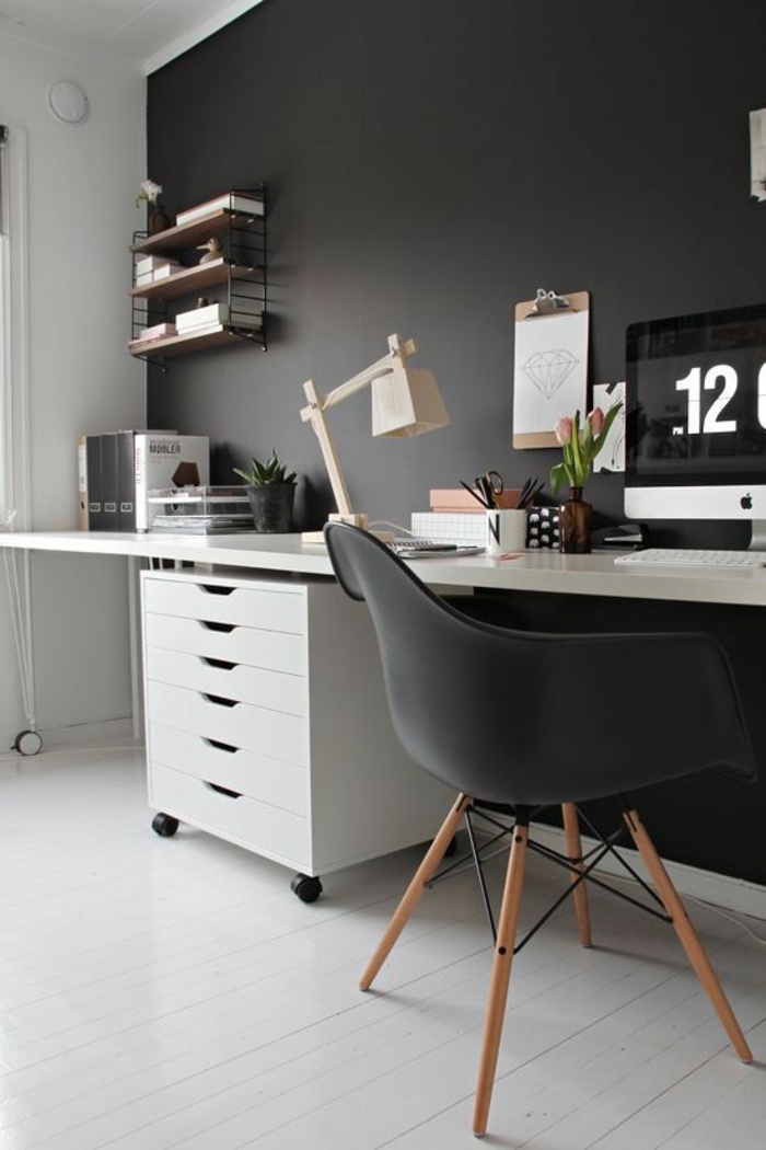 schöne-wohnideen-fürs-Arbeitszimmer-schwarz-weißes-Interieur-hölzerne-Leselampe