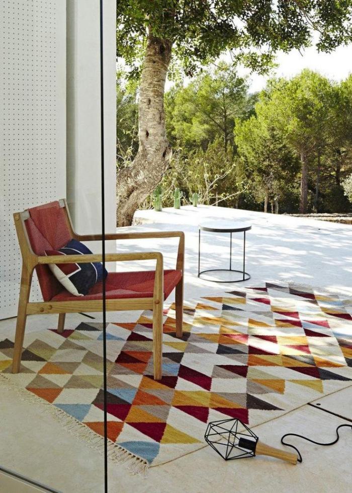 schönes-Exterieur-Sessel-designer-teppich-mit-geometrischen-Figuren