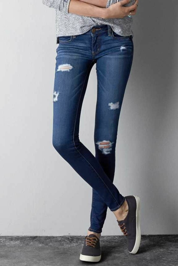 skinny-jeans-damen-jeans-mit-rissen-sportliche-Schuhe