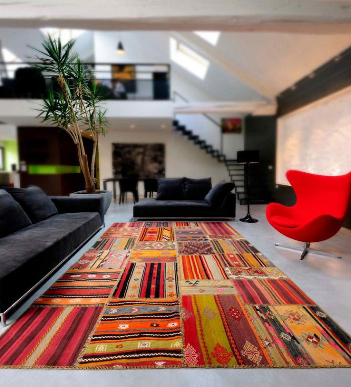 stilvolle-Wohnung-schwarzes-Sofa-ethnischer-vintage-teppich