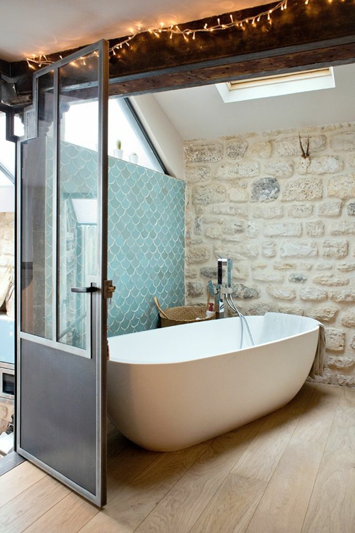 stilvolles-Badezimmer-Interieur-Steinwand-duo-badewanne-oval