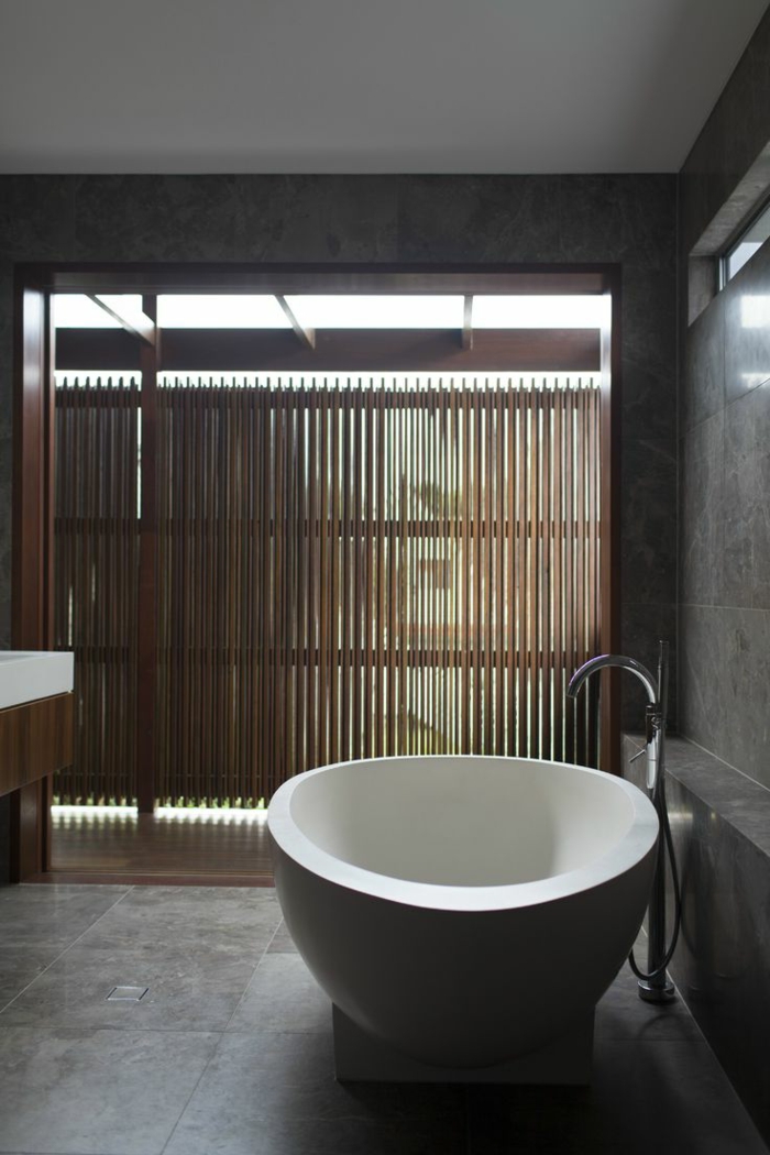 stilvolles-Badezimmer-Interieur-entspannende-Atmosphäre-attraktive-schwarz-weiße-freistehende-badewanne-oval