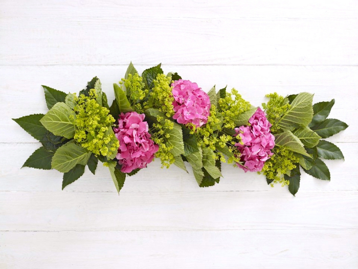 rosa hortensien, grüne blätter, girlande mit blumen, tischdeko hochzeit zum selbermachen 