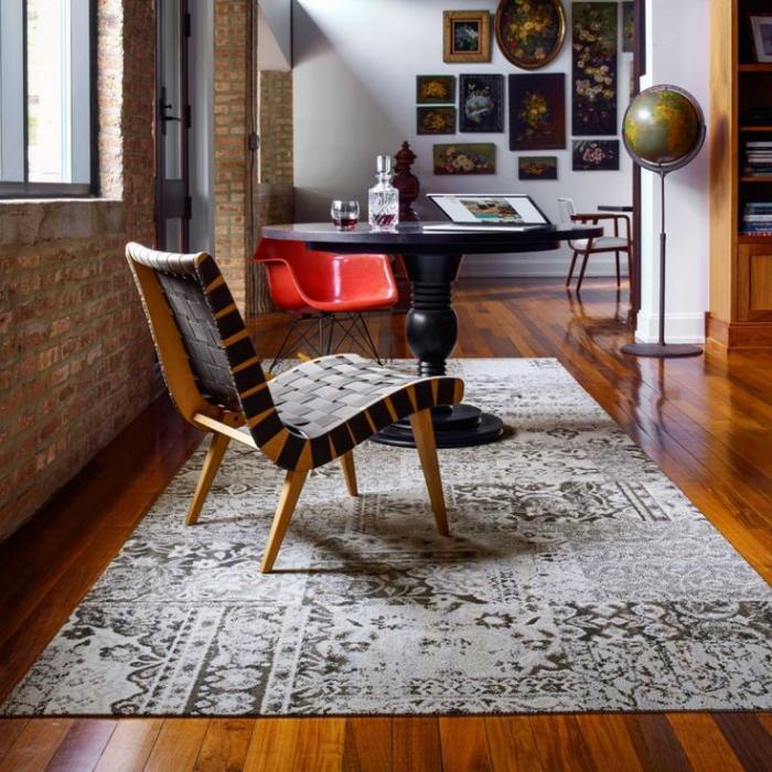 vintage-Interieur-schöner-Sessel-Ziegelwände-retro-teppich