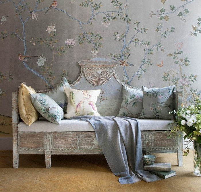 vintage-Sofa-Kissen-mit-floralen-motiven-tapete-grau-Blumen-Vögel