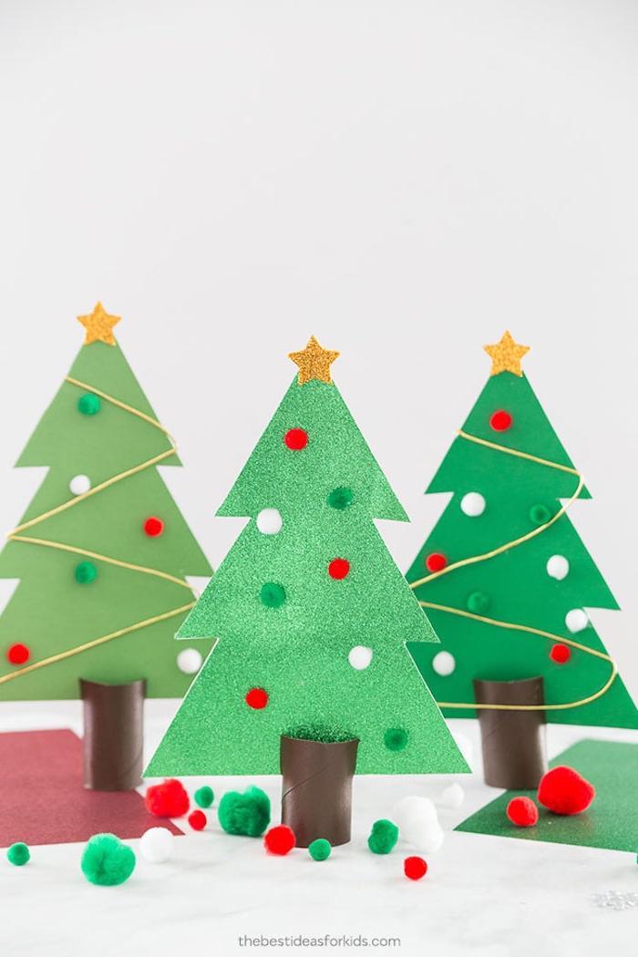 Weihnachtsbäume basteln aus Papier, kleine bunte Bommeln und Glitzer Sterne aufkleben, tischdeko Weihnachten basteln mit Kindern