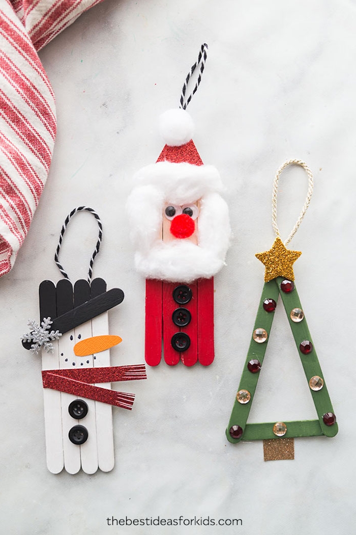 Basteln mit Eisstielen für Weihnachten, Schneemann Weihnachtsmann und Weihnachtsbaum, mit Watte, Knöpfen und Perlen verzieren 