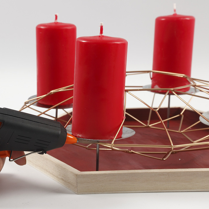 Adventskranz selber machen, Ständer aus Holz und Metall, vier große rote Kerzen 
