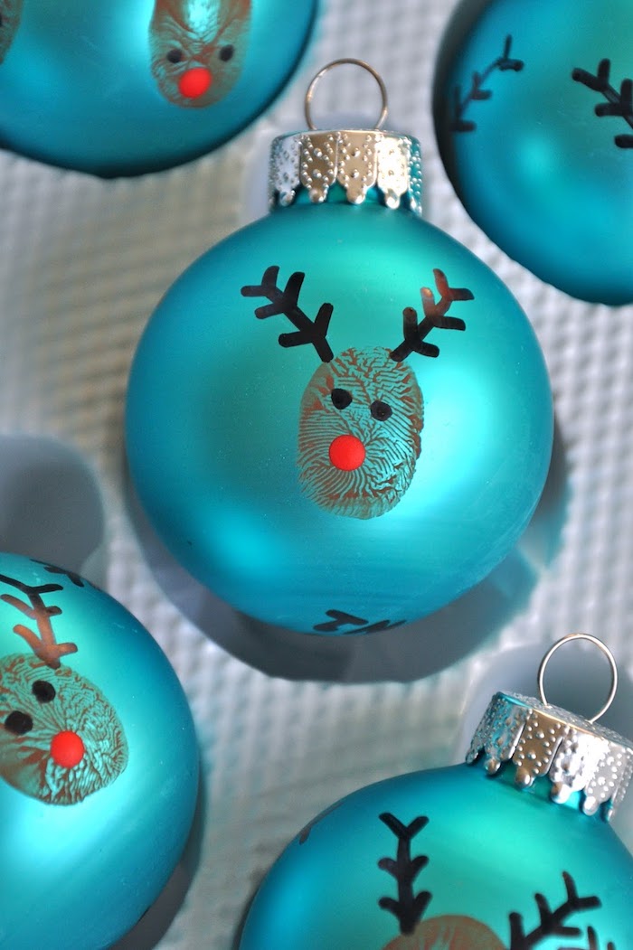 Christbaumkugeln mit Rentieren, malen mit Fingerabdrücken, Weihnachtsbasteln mit Kindern 