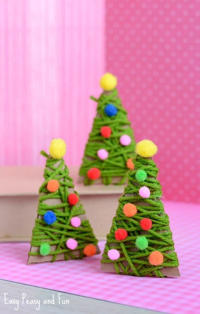 Weihnachtsbaum basteln mit Kindern, Dreiecke aus Karton schneiden, mit grünem Faden umwickeln, kleine bunte Bommeln aufkleben 