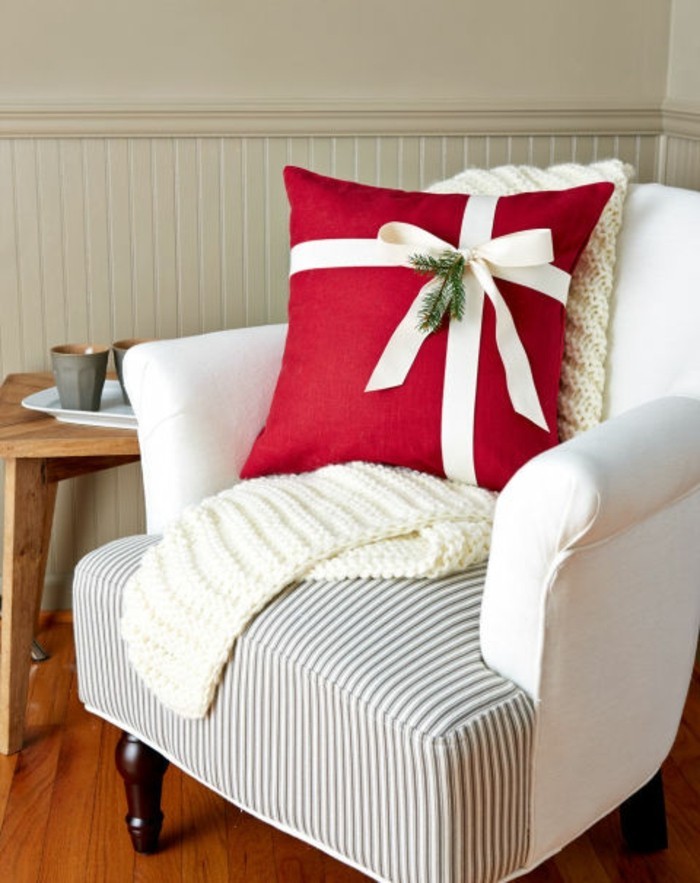 weihnachten-geschenke-zum-selbermachen-rotes-kissen-mit-weißer-schleife-nähen