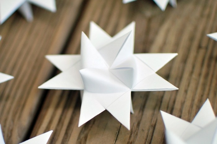 weihnachtsbasteleien-origami-sterne-weiße-farbe