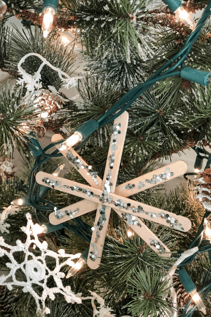 Schneeflocken selber basteln mit Eisstielen, mit Glitzer verzieren, DIY Weihnachtsschmuck Ideen, Weihnachtsdeko mit Kindern basteln