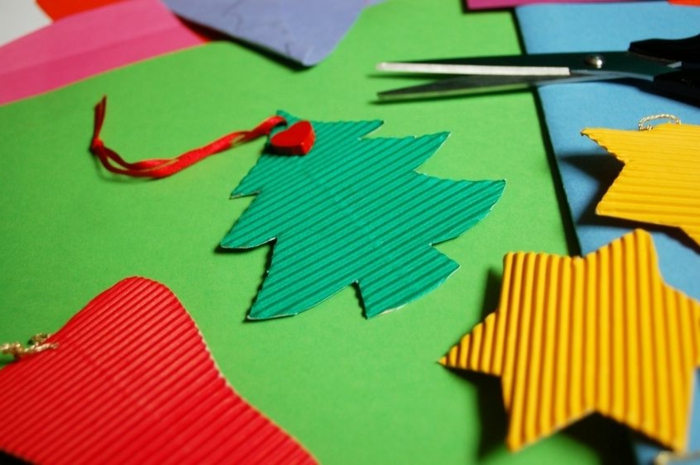 weihnachtsbasteln-mit-kindern-buntes-papier-benutzen