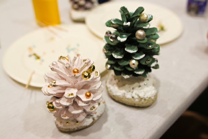 weihnachtsbasteln-mit-kindern-zapfen-in-weihnachtsbäume-verwandeln