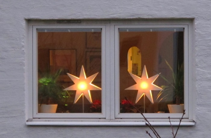 weihnachtsdeko-basteln-fenster-herrliche-gestaltung-mit-leuchtenden-sternen