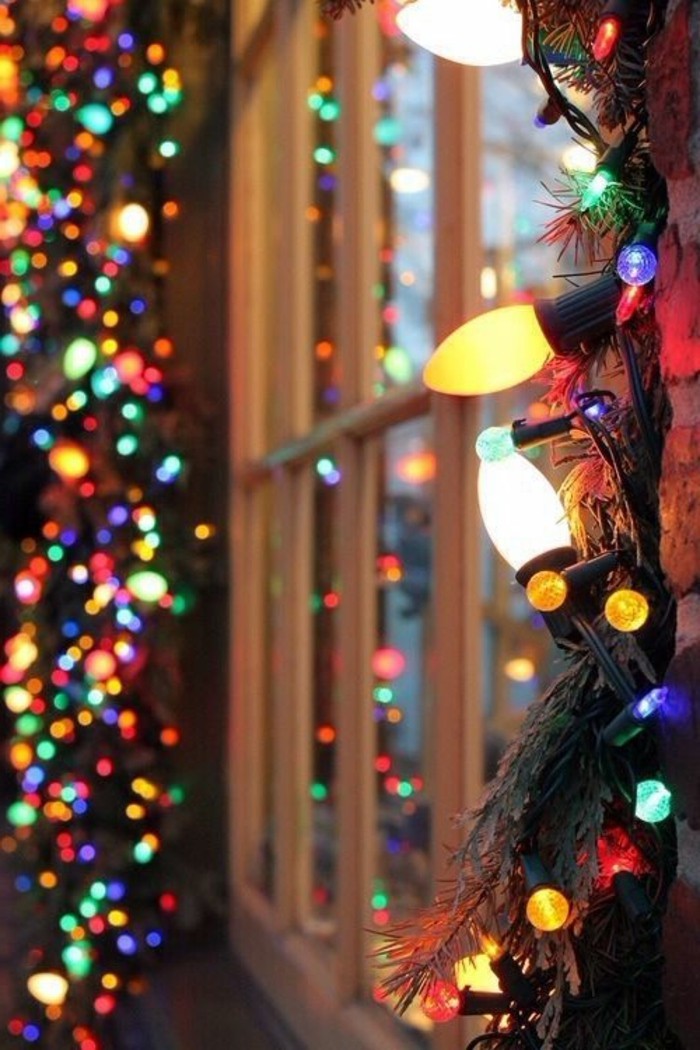 weihnachtsdeko-fenster-viele-bunte-leuchten-herrliches-aussehen